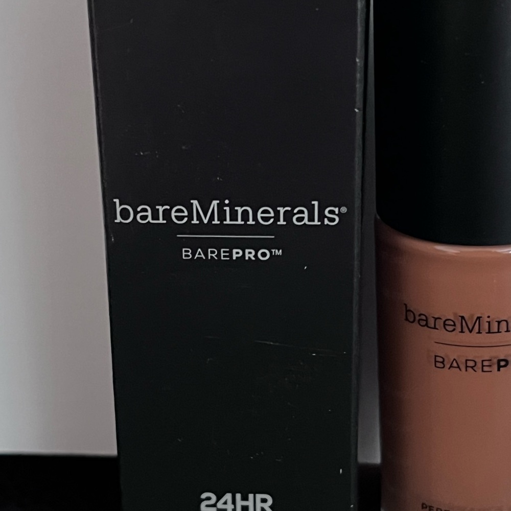 bareMinerals BarePro Performance Wear Liquid Foundation SPF20 Truffle 29 - Picture 2 of 6